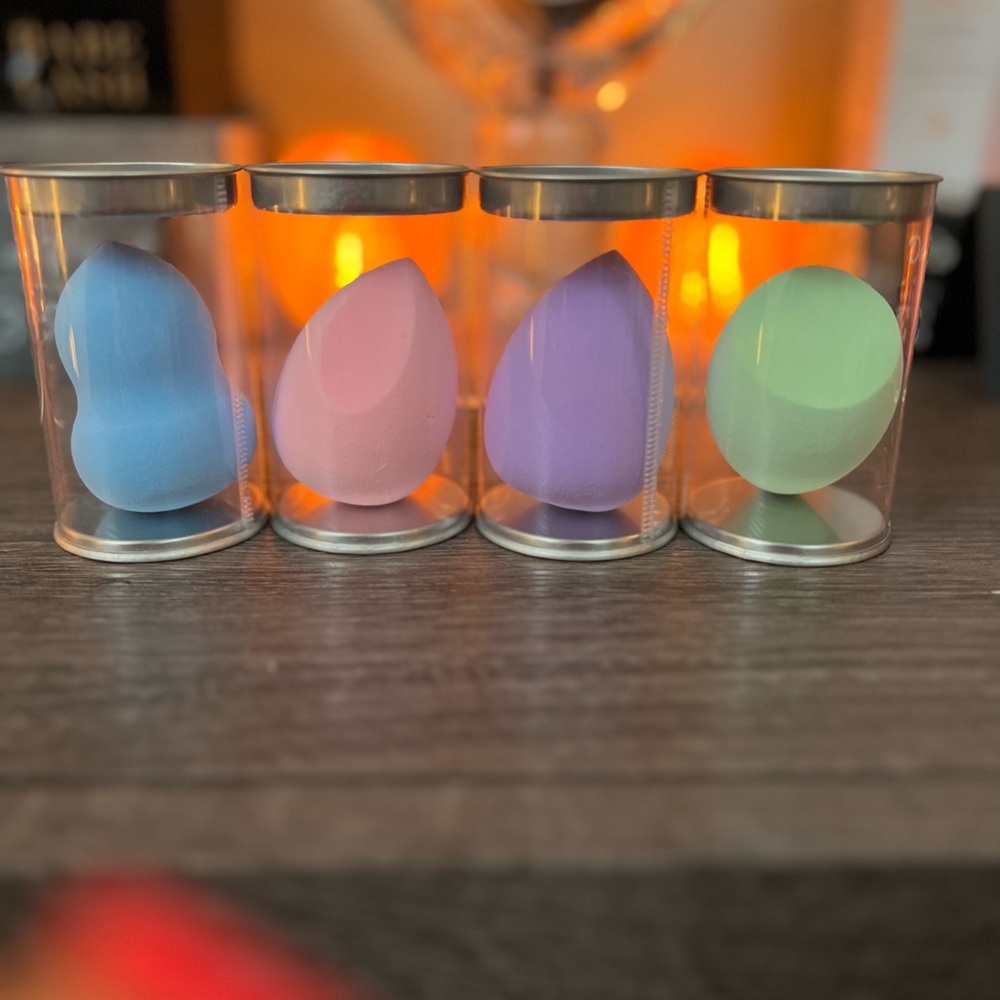 Set of 4 with containers. Assorted makeup sponges. New. - Picture 2 of 2
